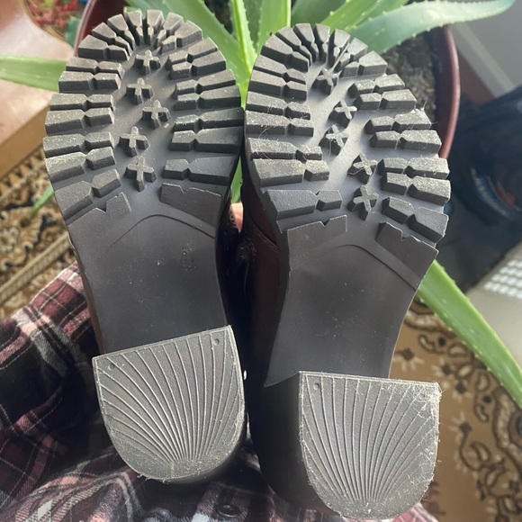 Closed Round Toe Lace-Up Block Heel Combat Boots - Picture 14 of 15